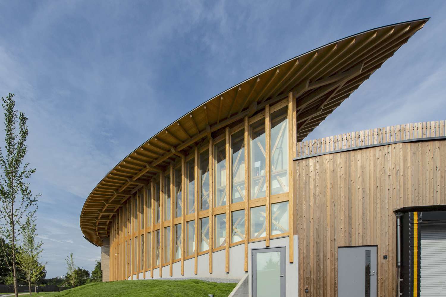 Rammed Earth & Wood Embrace the Sky in This Modern Cafe